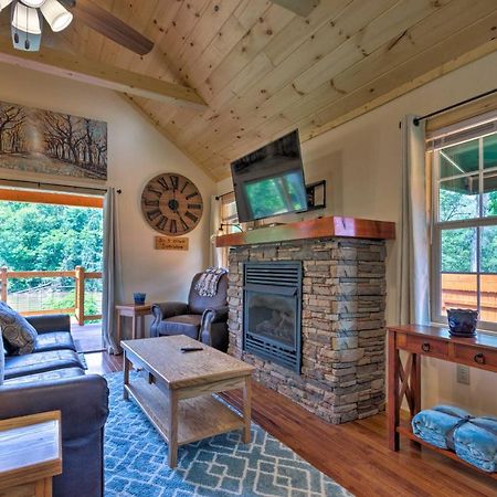 Cozy Riverfront Cabin With Private Deck And Hot Tub! Bryson City Eksteriør billede