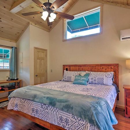 Cozy Riverfront Cabin With Private Deck And Hot Tub! Bryson City Eksteriør billede