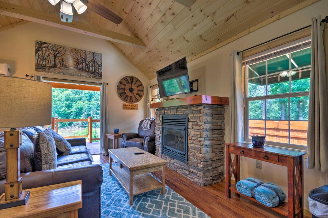 Cozy Riverfront Cabin With Private Deck And Hot Tub! Bryson City Eksteriør billede