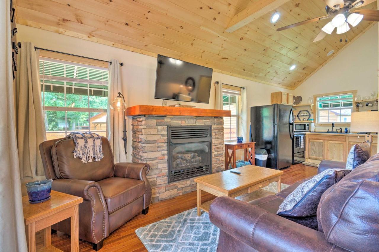 Cozy Riverfront Cabin With Private Deck And Hot Tub! Bryson City Eksteriør billede