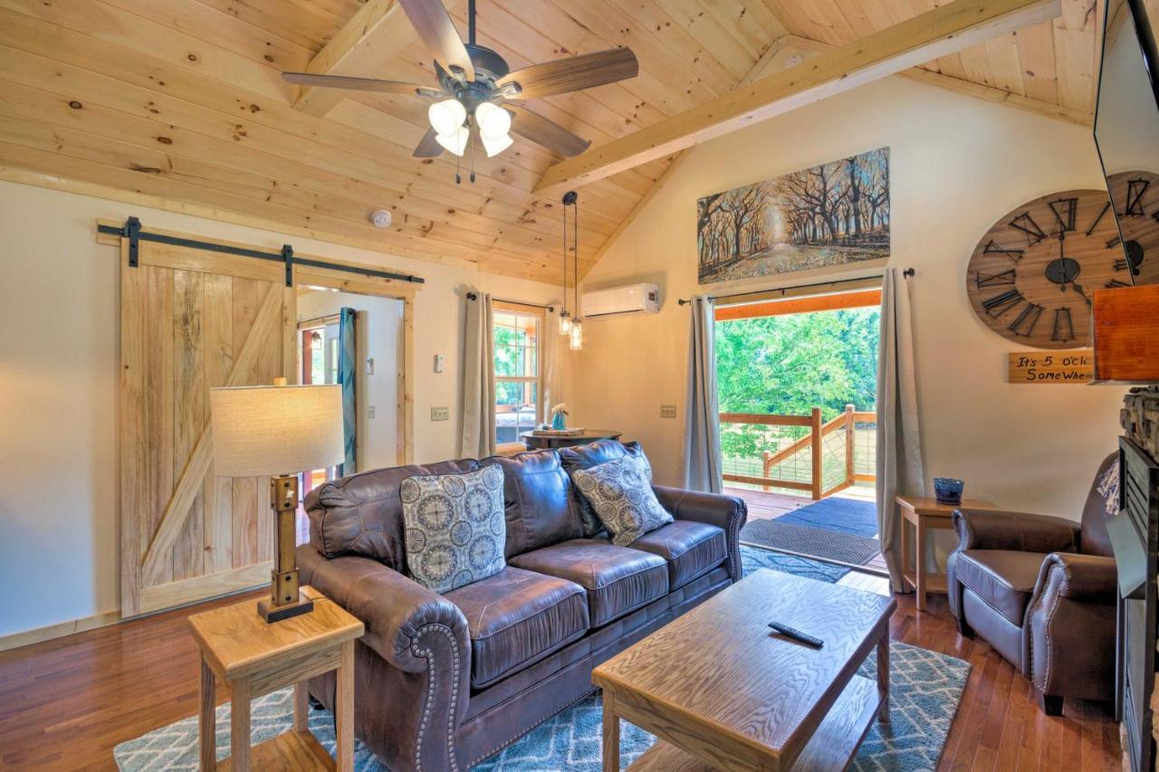 Cozy Riverfront Cabin With Private Deck And Hot Tub! Bryson City Eksteriør billede