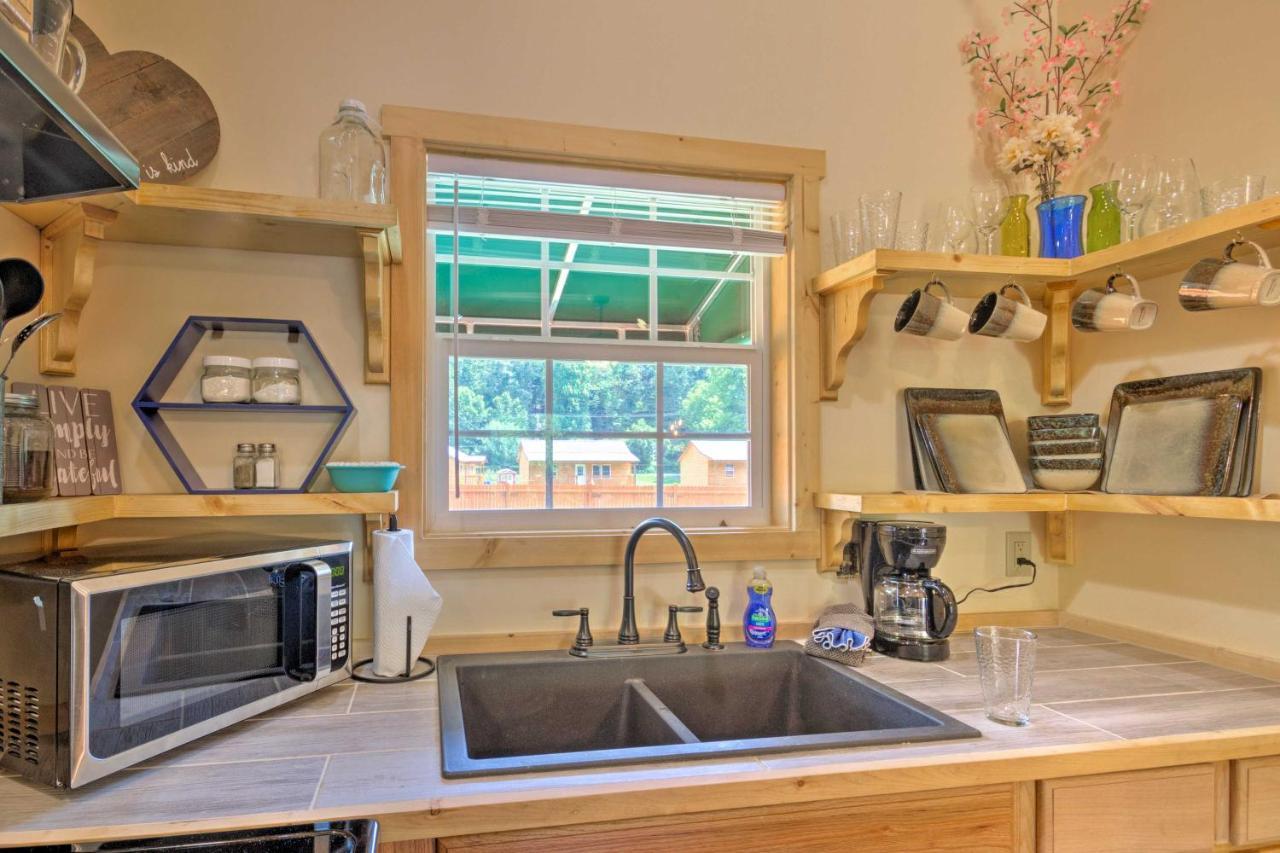 Cozy Riverfront Cabin With Private Deck And Hot Tub! Bryson City Eksteriør billede