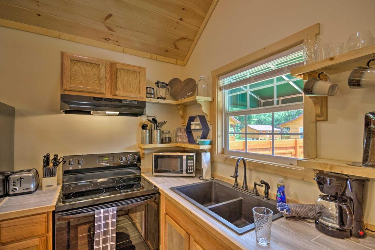 Cozy Riverfront Cabin With Private Deck And Hot Tub! Bryson City Eksteriør billede