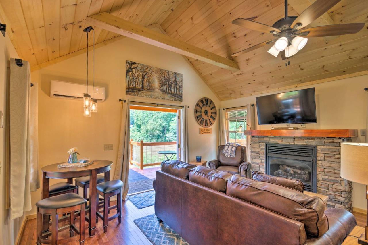Cozy Riverfront Cabin With Private Deck And Hot Tub! Bryson City Eksteriør billede