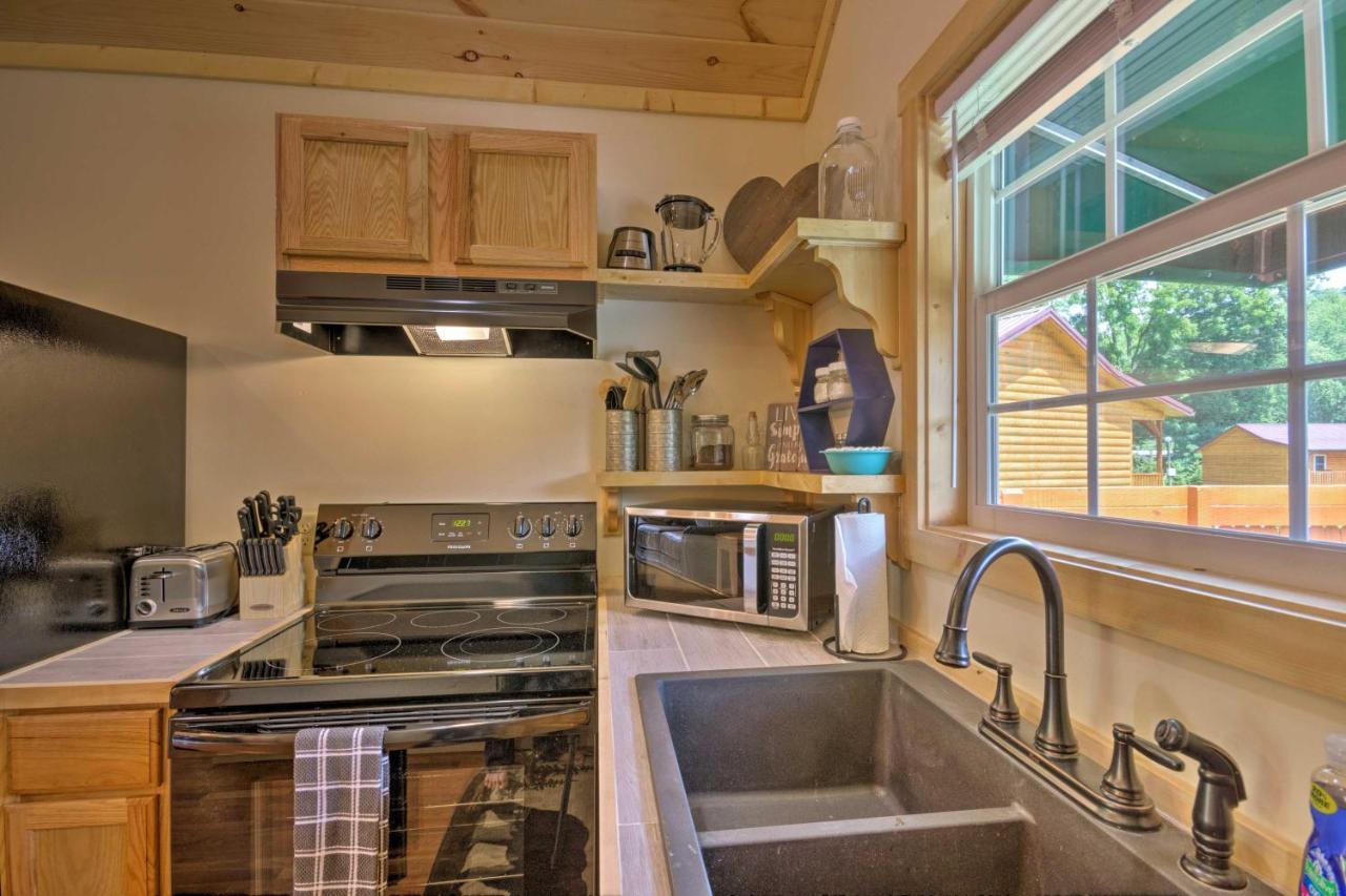 Cozy Riverfront Cabin With Private Deck And Hot Tub! Bryson City Eksteriør billede