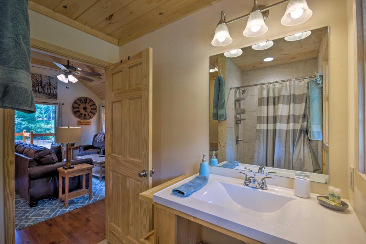 Cozy Riverfront Cabin With Private Deck And Hot Tub! Bryson City Eksteriør billede