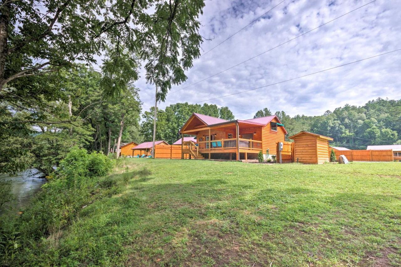 Cozy Riverfront Cabin With Private Deck And Hot Tub! Bryson City Eksteriør billede