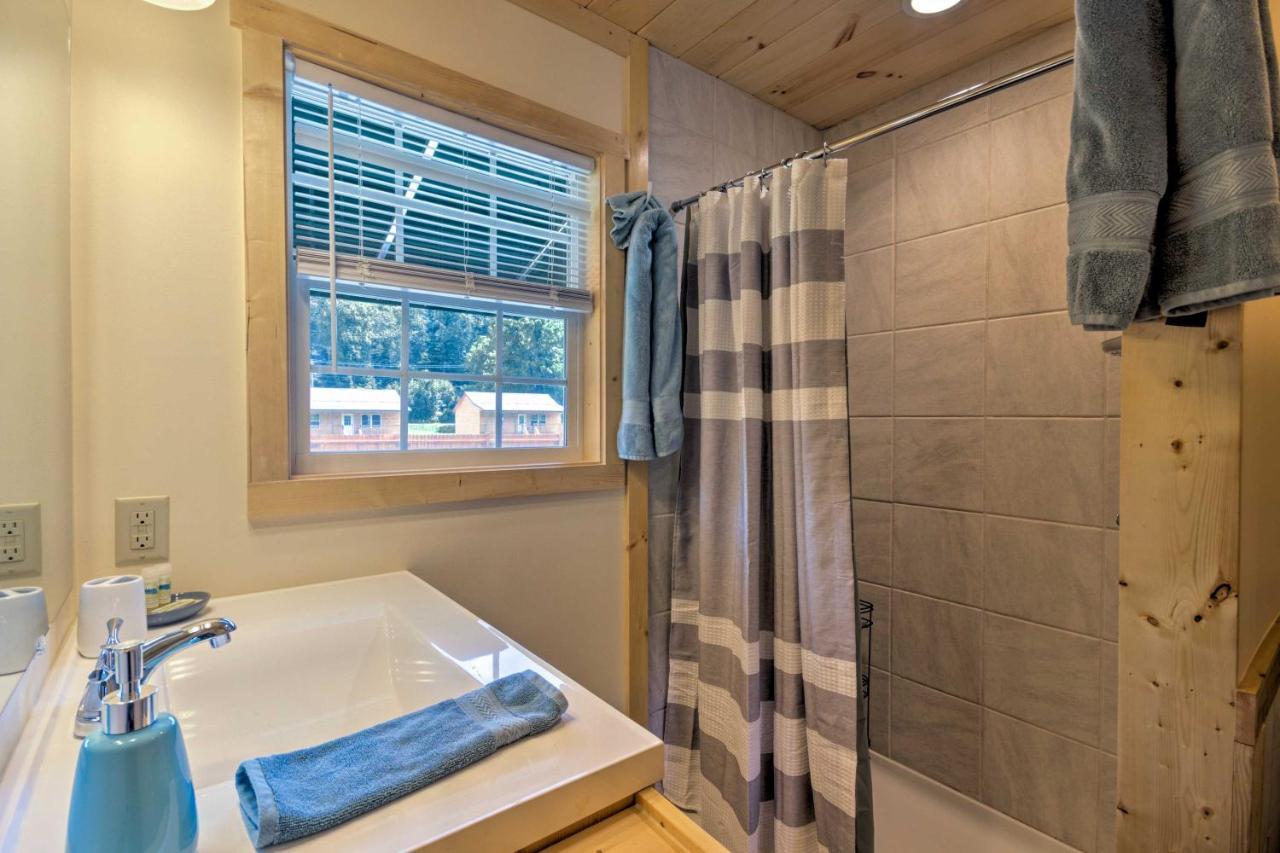 Cozy Riverfront Cabin With Private Deck And Hot Tub! Bryson City Eksteriør billede