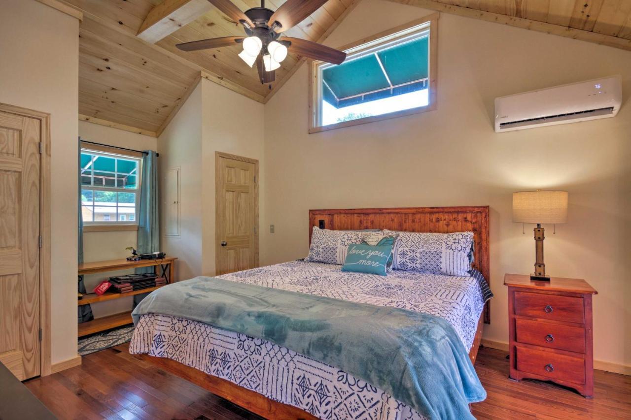 Cozy Riverfront Cabin With Private Deck And Hot Tub! Bryson City Eksteriør billede