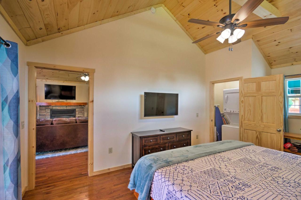 Cozy Riverfront Cabin With Private Deck And Hot Tub! Bryson City Eksteriør billede