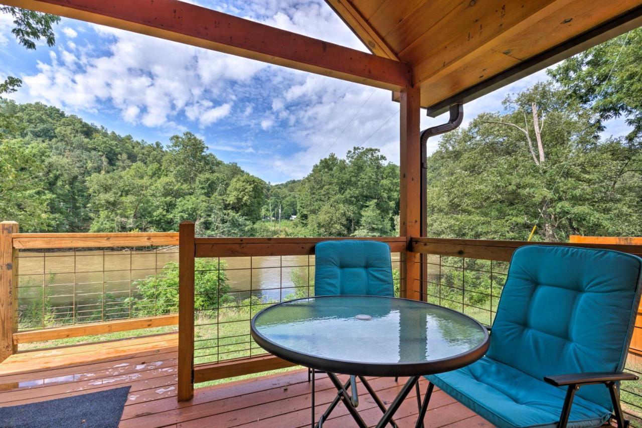 Cozy Riverfront Cabin With Private Deck And Hot Tub! Bryson City Eksteriør billede