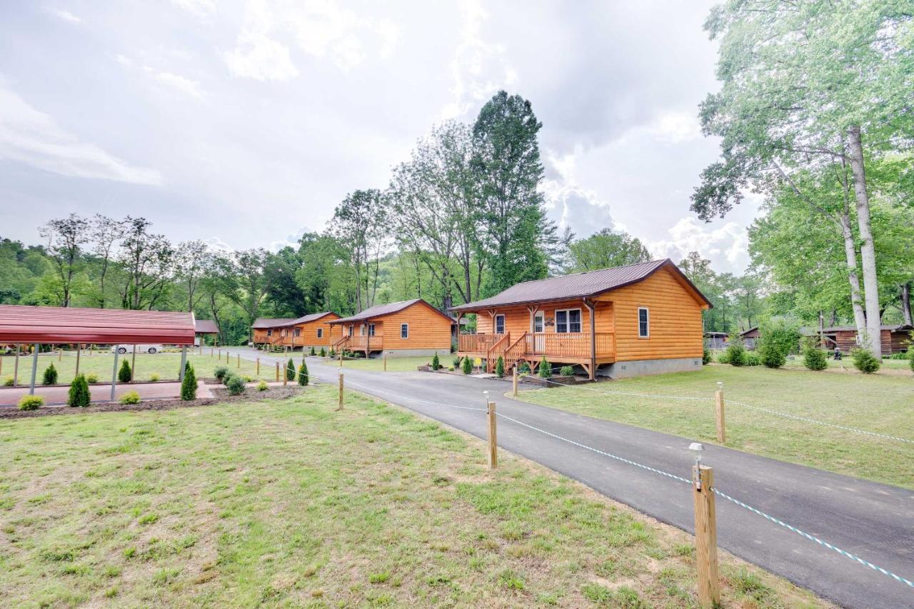 Cozy Riverfront Cabin With Private Deck And Hot Tub! Bryson City Eksteriør billede
