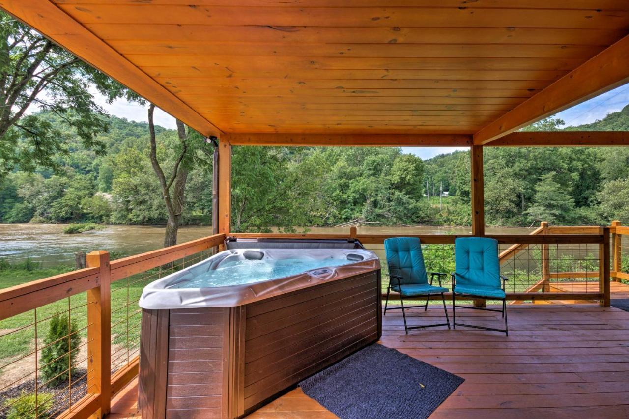 Cozy Riverfront Cabin With Private Deck And Hot Tub! Bryson City Eksteriør billede
