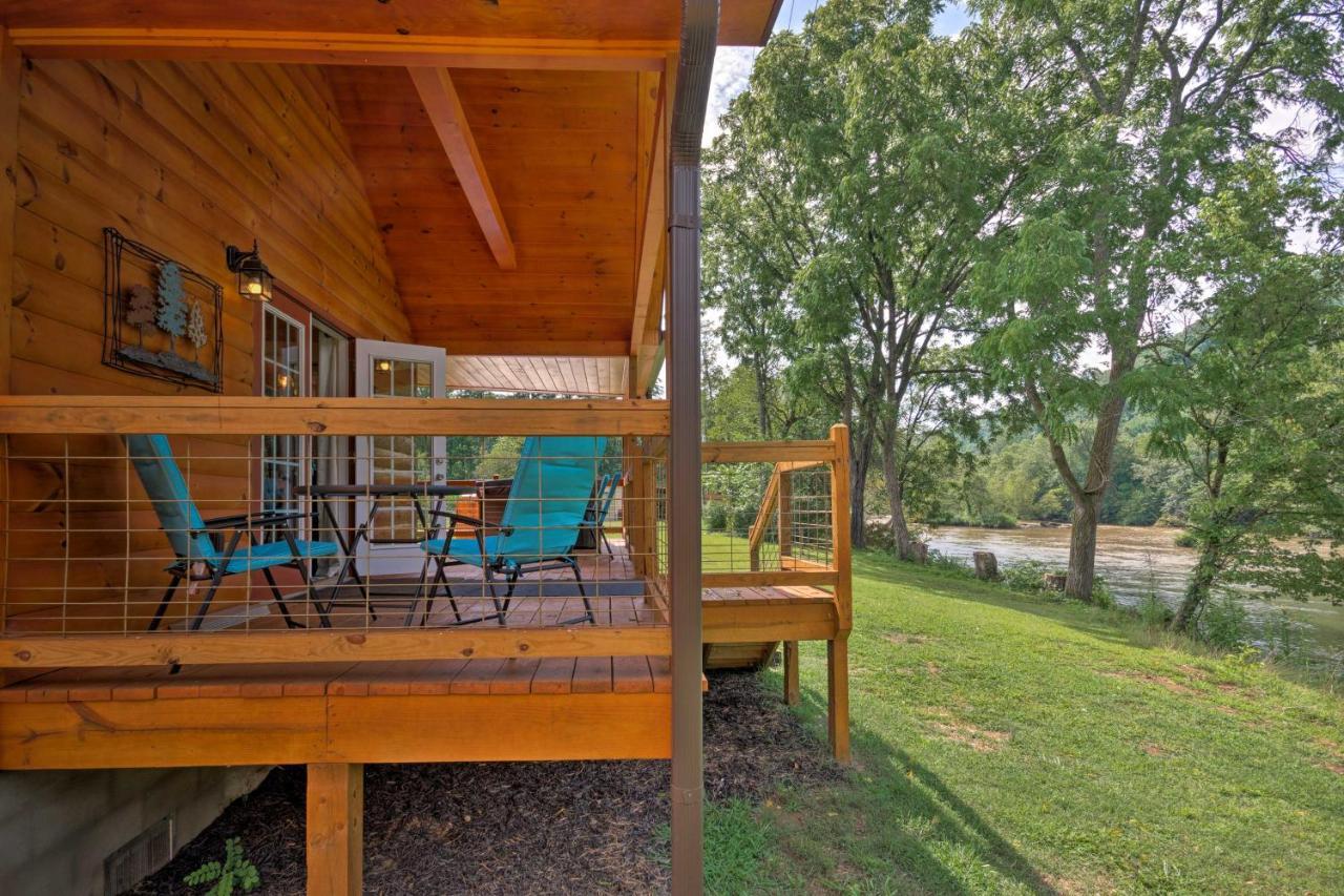 Cozy Riverfront Cabin With Private Deck And Hot Tub! Bryson City Eksteriør billede