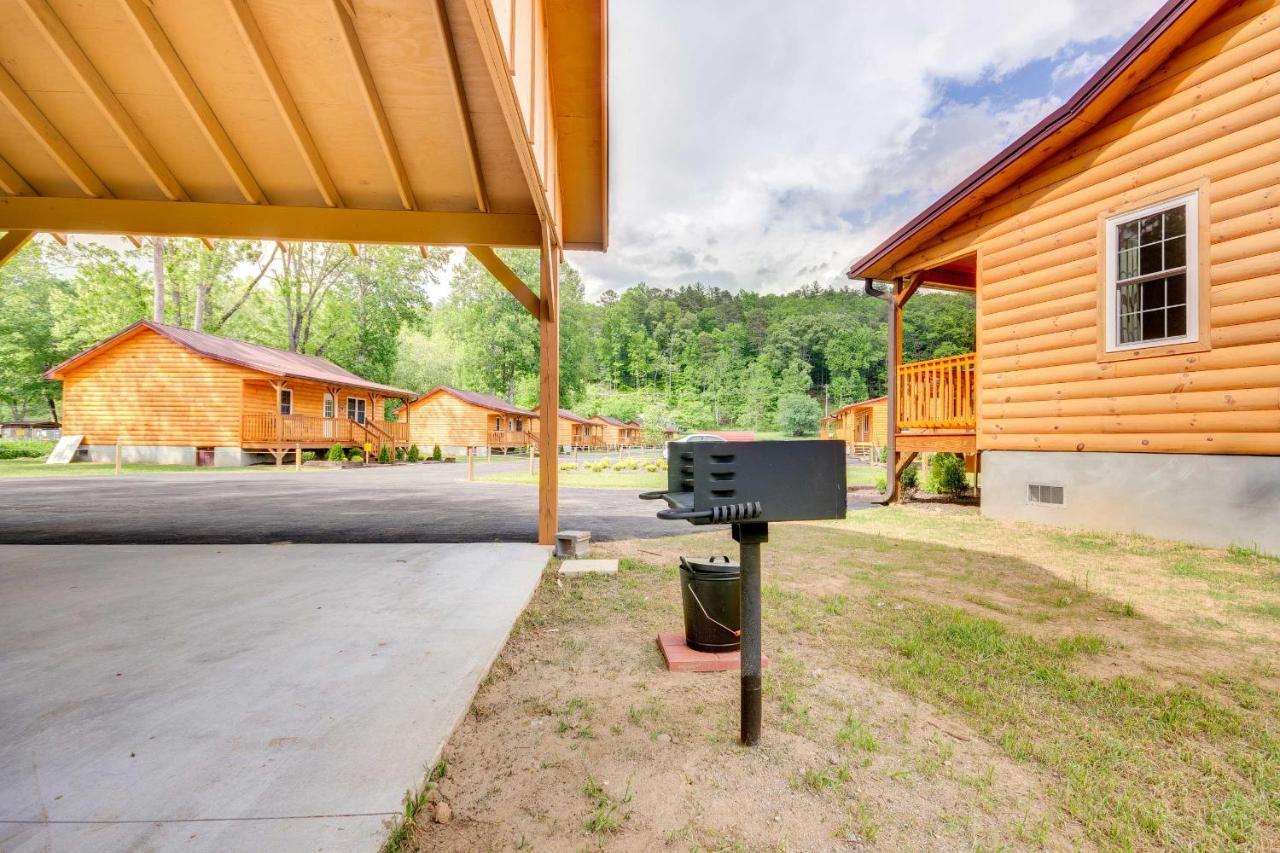 Cozy Riverfront Cabin With Private Deck And Hot Tub! Bryson City Eksteriør billede