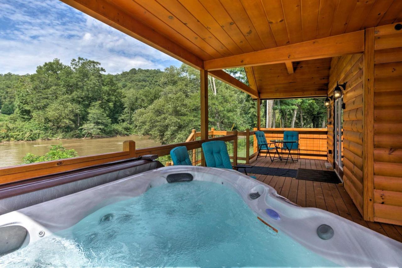 Cozy Riverfront Cabin With Private Deck And Hot Tub! Bryson City Eksteriør billede