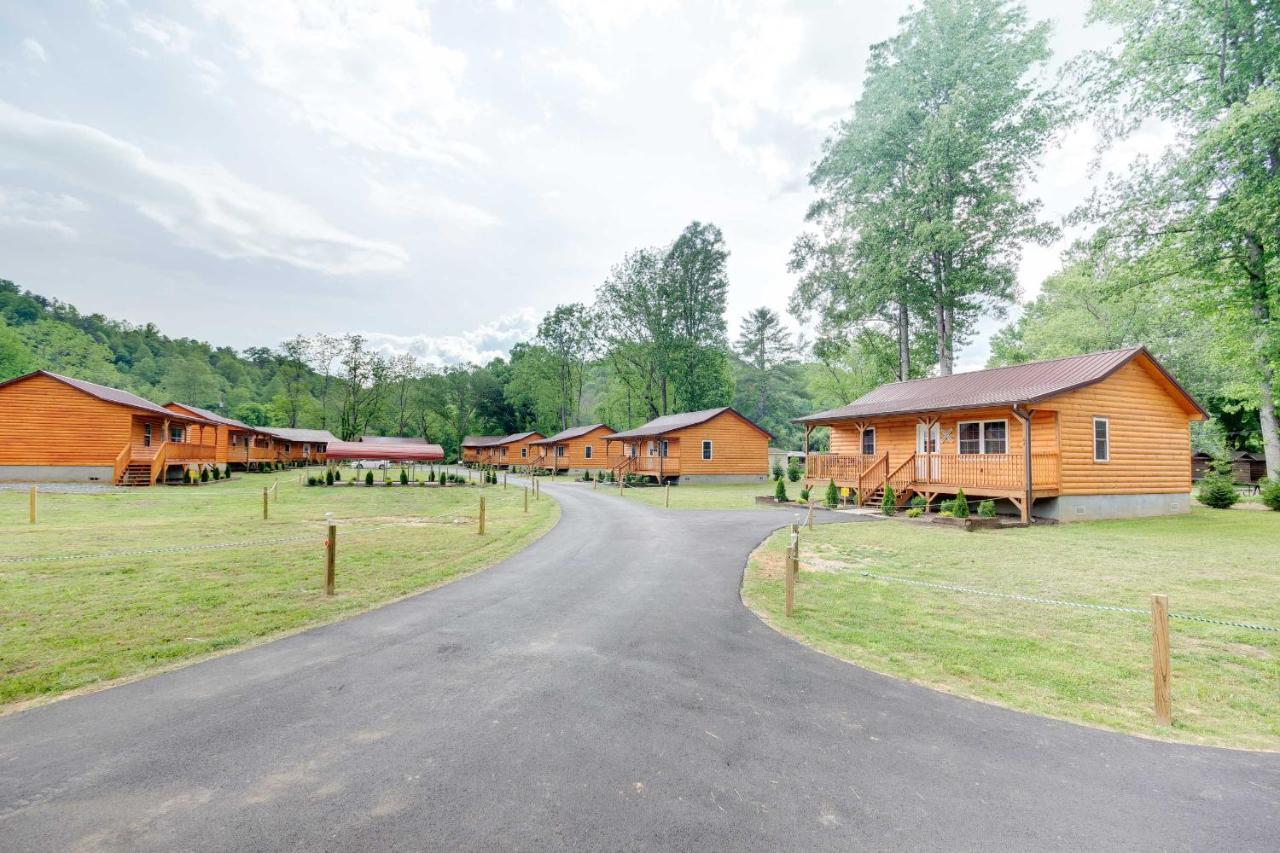 Cozy Riverfront Cabin With Private Deck And Hot Tub! Bryson City Eksteriør billede